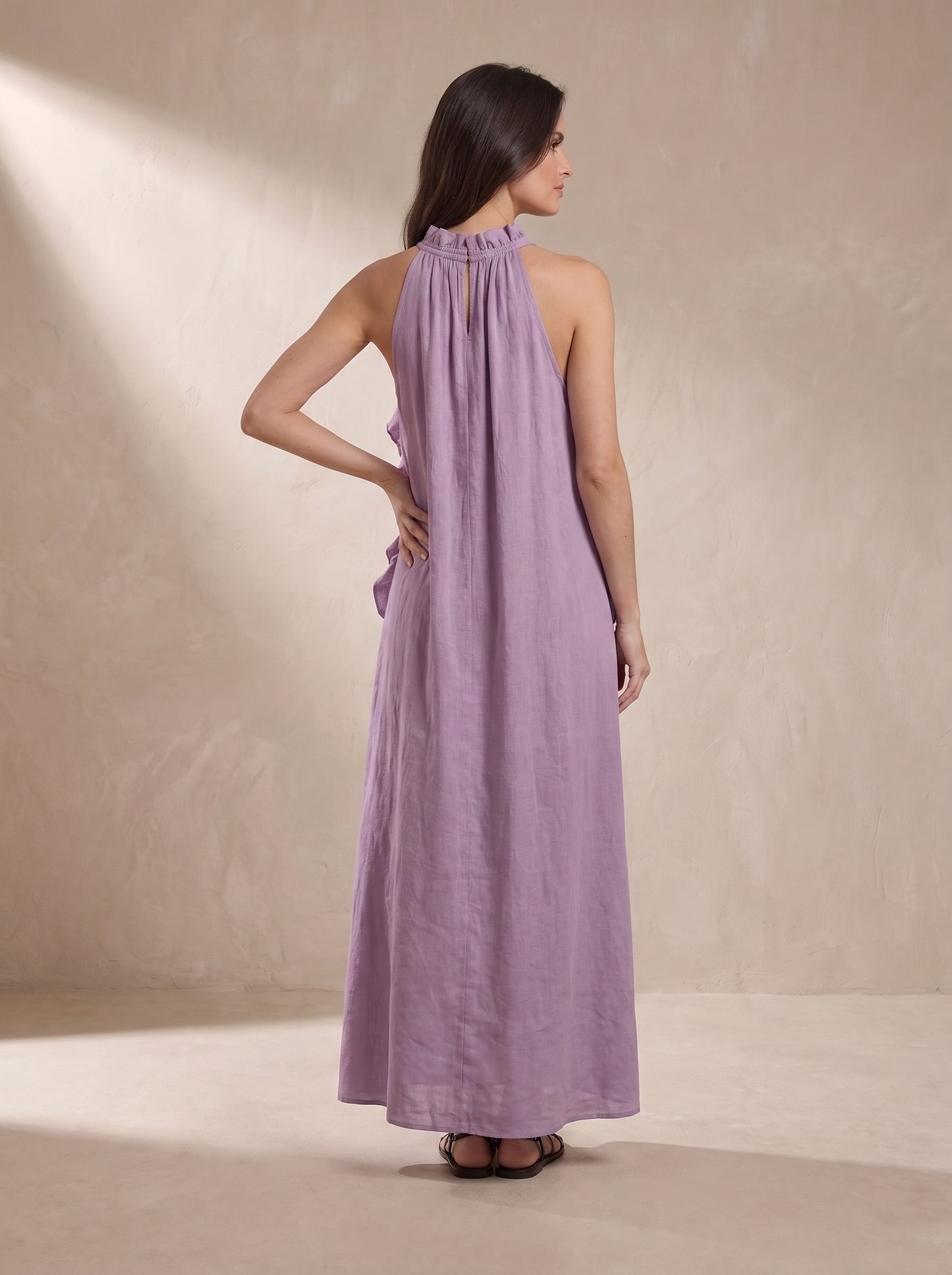 Vestido largo malva visto por detrás, tirantes halter con pliegues y falda suelta