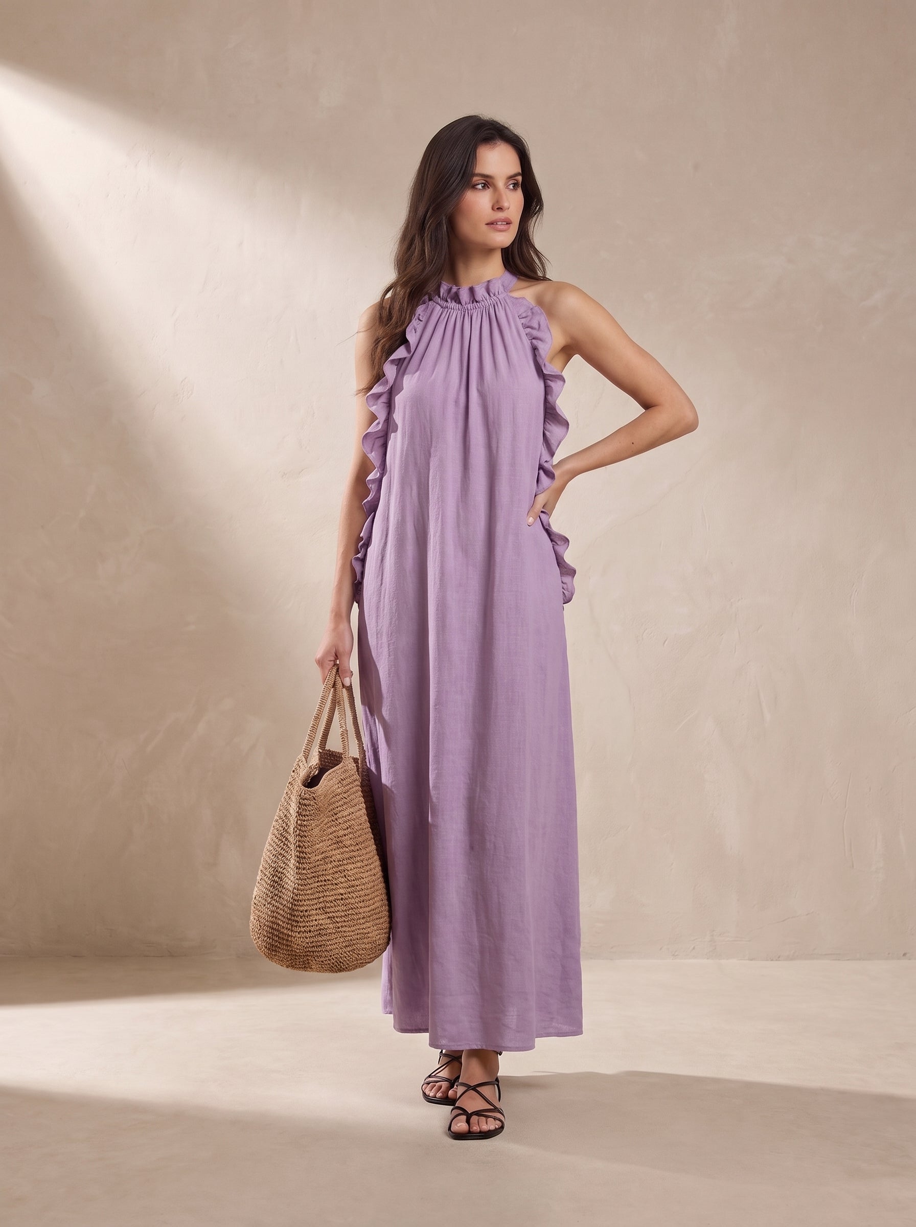 Vestido largo malva con tirantes halter y volantes en los hombros, caída fluida