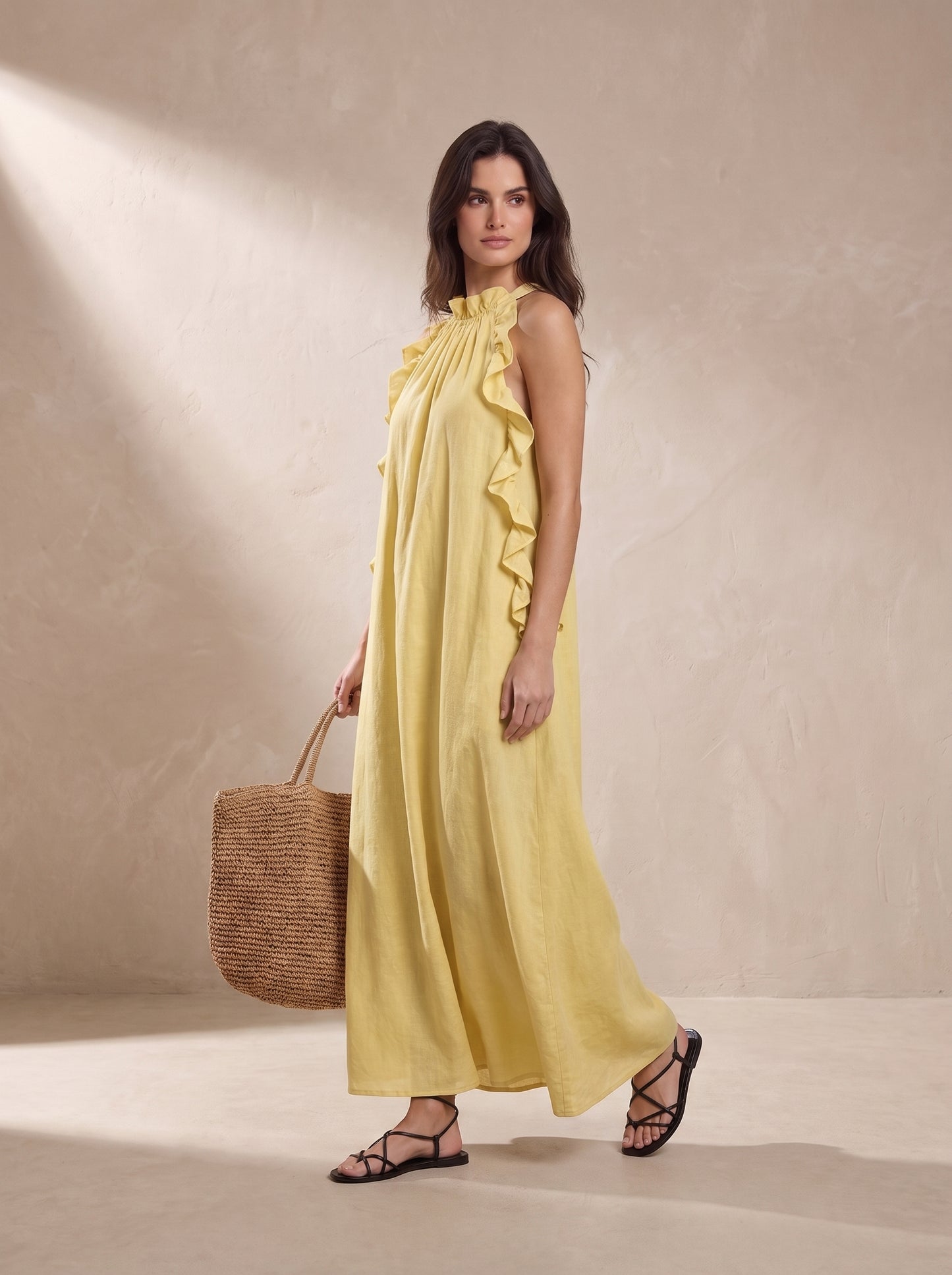 Vestido largo amarillo con tirantes halter y volantes en los hombros, falda amplia