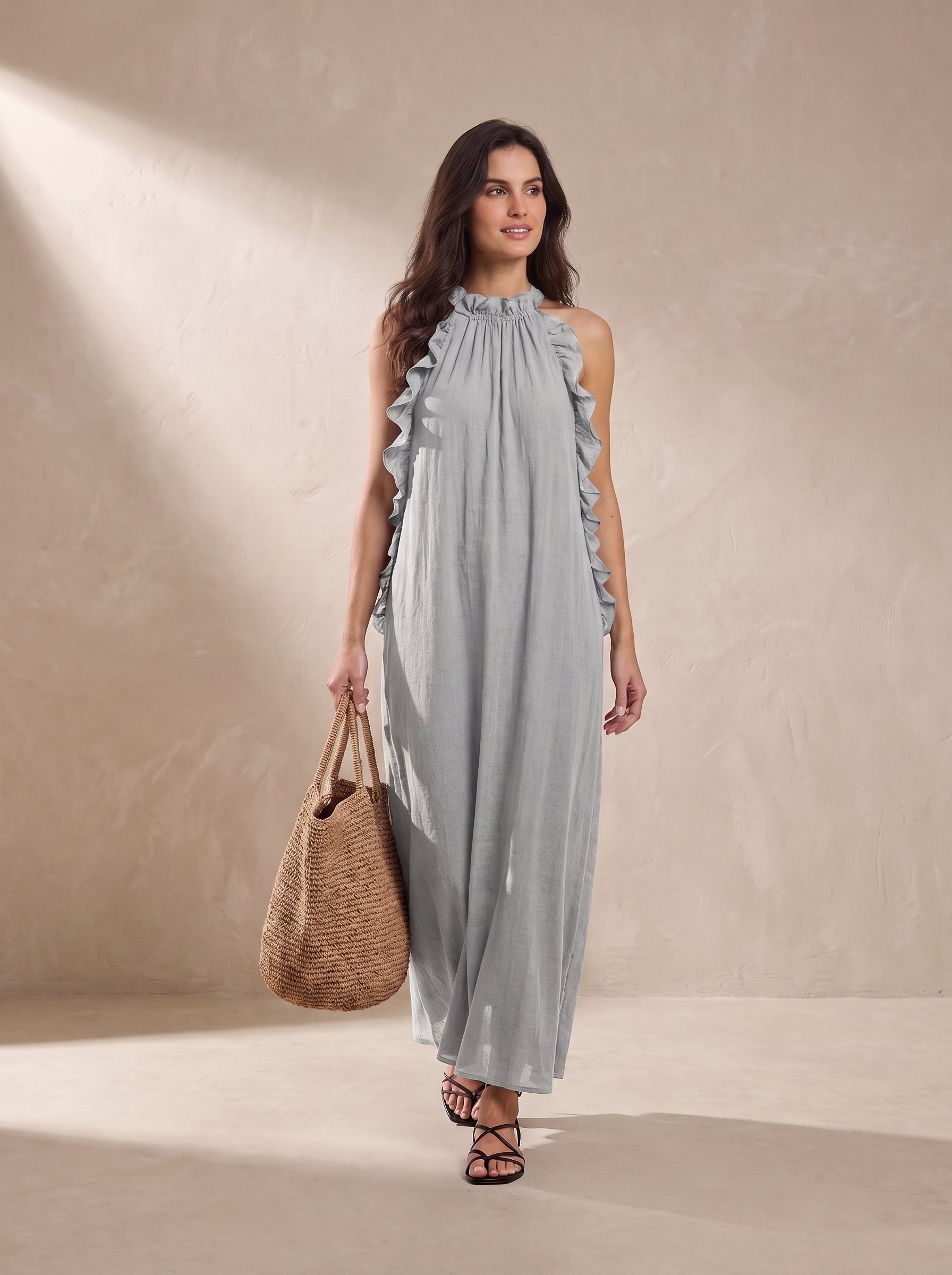 Vestido largo gris con tirantes halter y volantes en los hombros, falda suelta