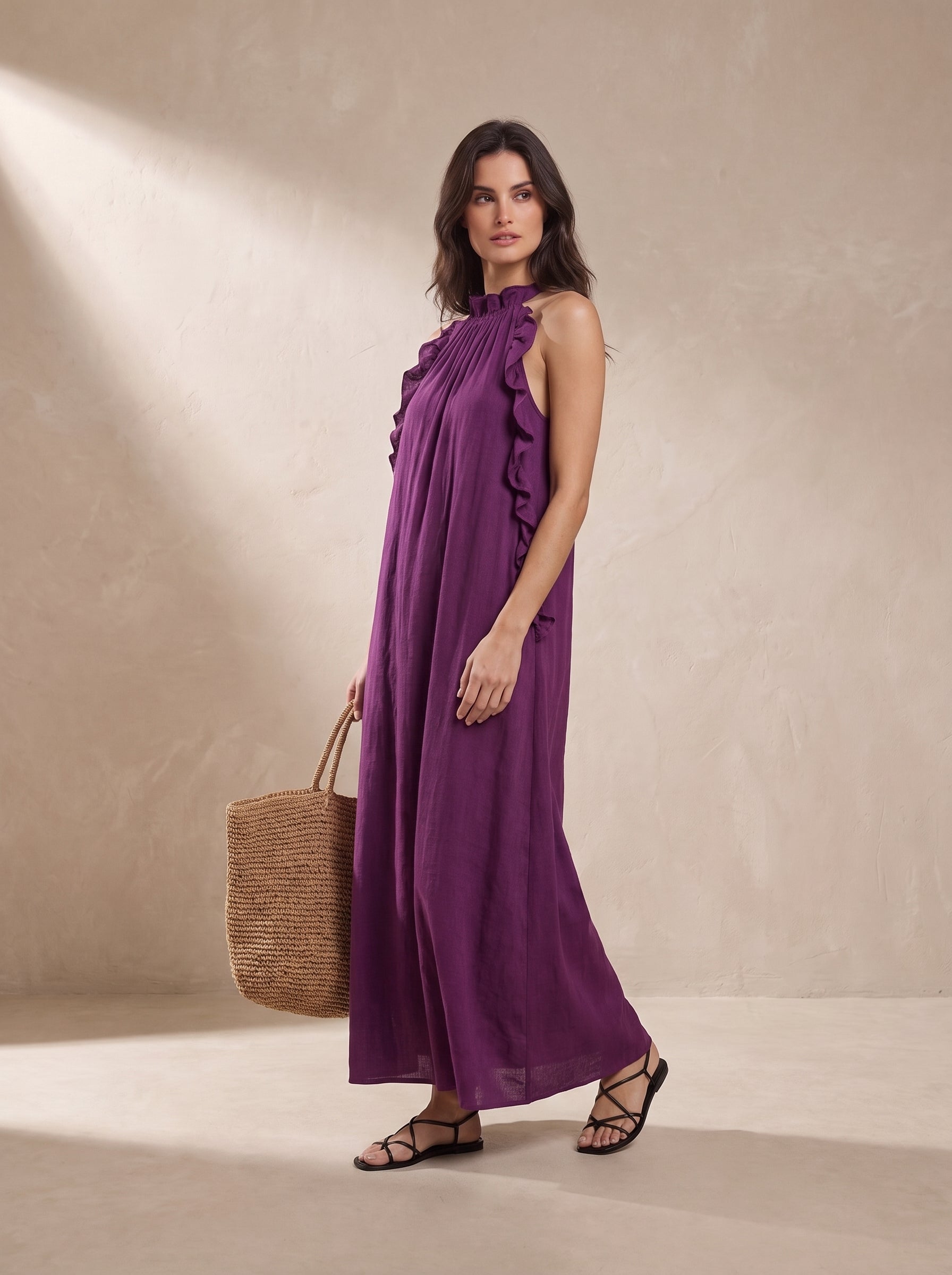 Vestido largo morado con tirantes halter y volantes en los hombros, falda amplia