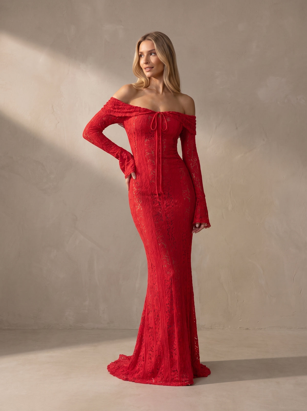 Vestido largo de encaje rojo con escote fuera de hombros y mangas largas