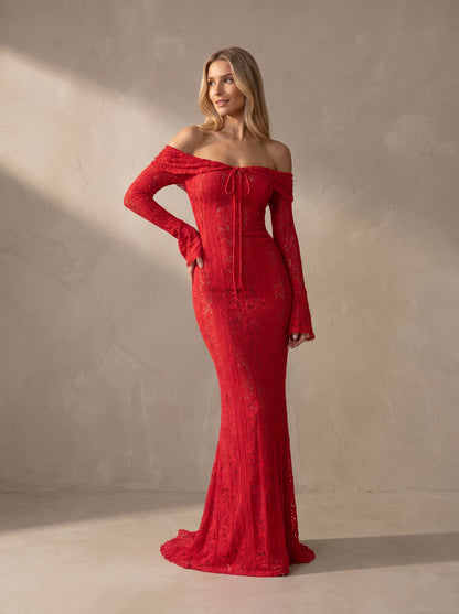 Vestido largo de encaje rojo con escote fuera de hombros y mangas largas