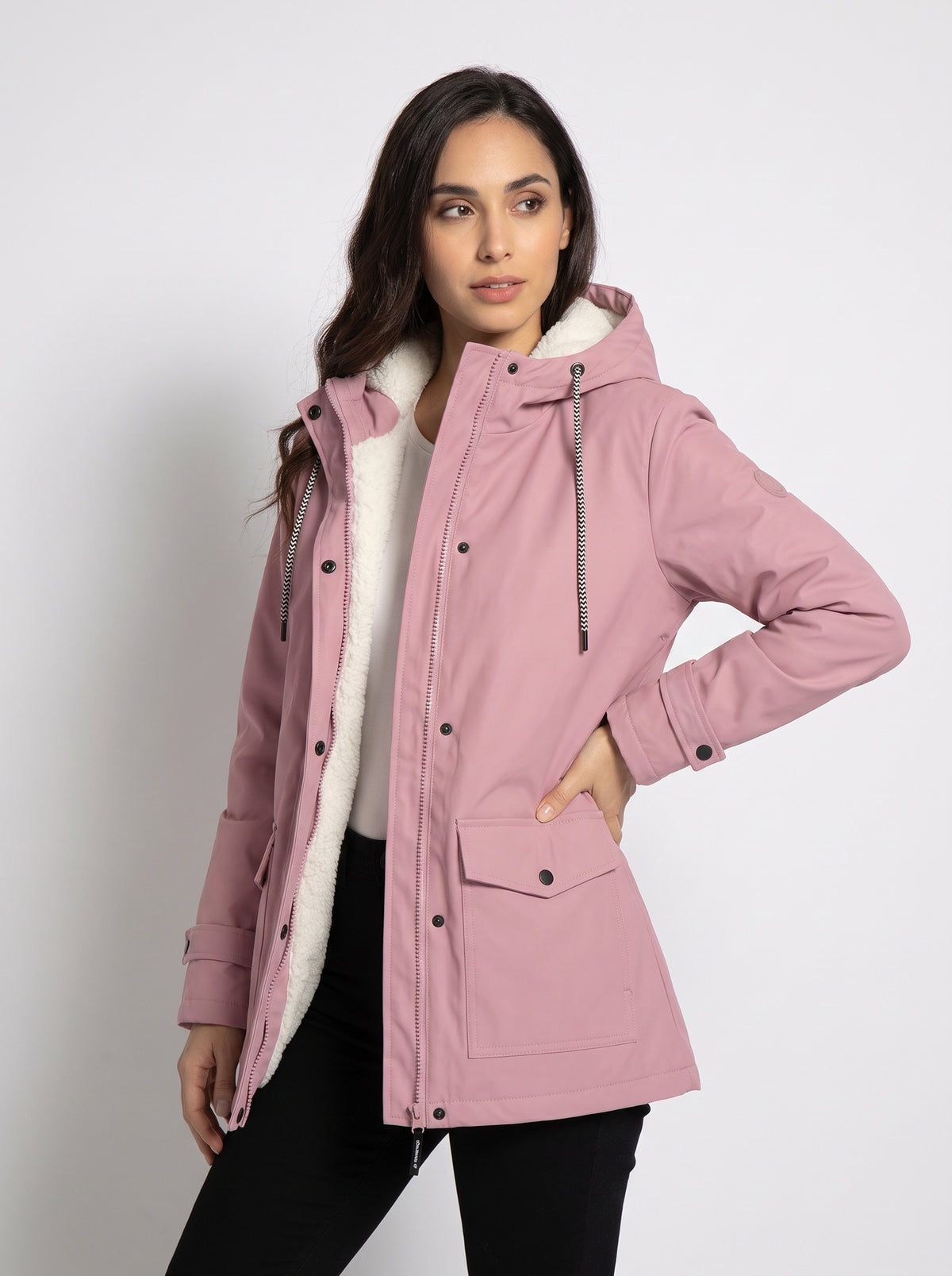Chaqueta con capucha rosa palo, cierre frontal y bolsillos con solapa