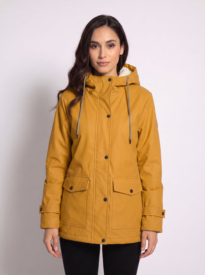 Chaqueta con capucha mostaza, cierre con botones y bolsillos delanteros.