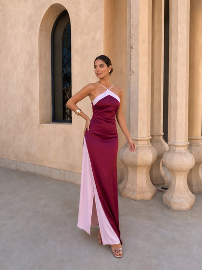 Vestido largo satinado granate con escote cruzado, tirantes finos y abertura