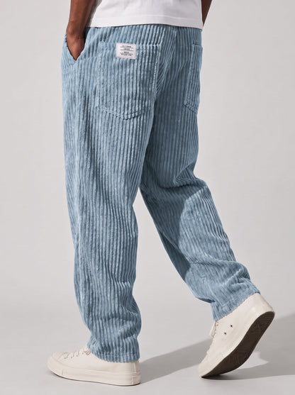 Pantalón pana relajado azul claro, cintura elástica y bolsillos laterales traseros