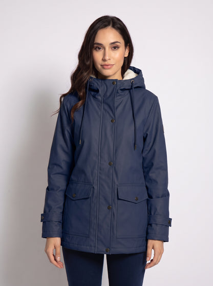 Chaqueta con capucha azul marino, cierre frontal con botones y bolsillos.