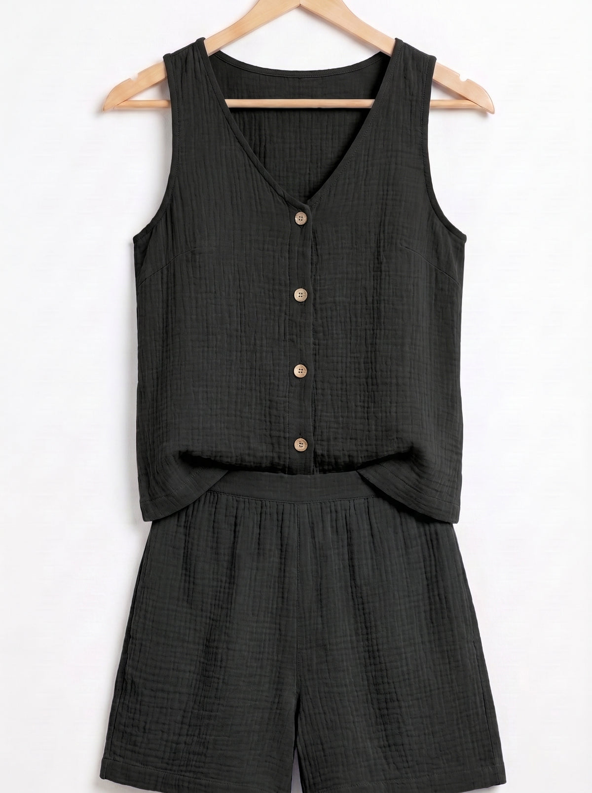Conjunto de verano negro: top sin mangas con botones y short a juego