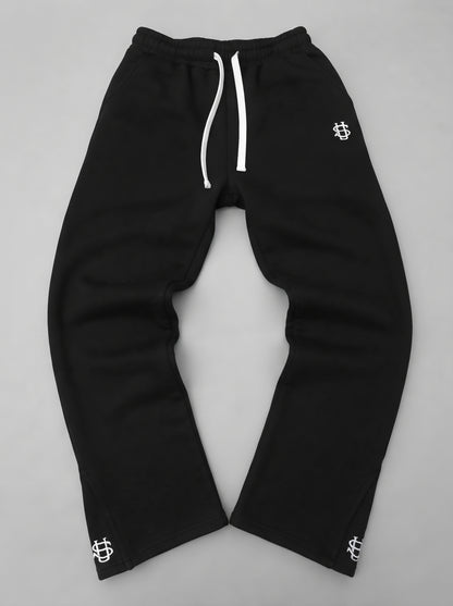 Pantalón chándal negro oversize con cordón blanco y logos bordados en los bajos