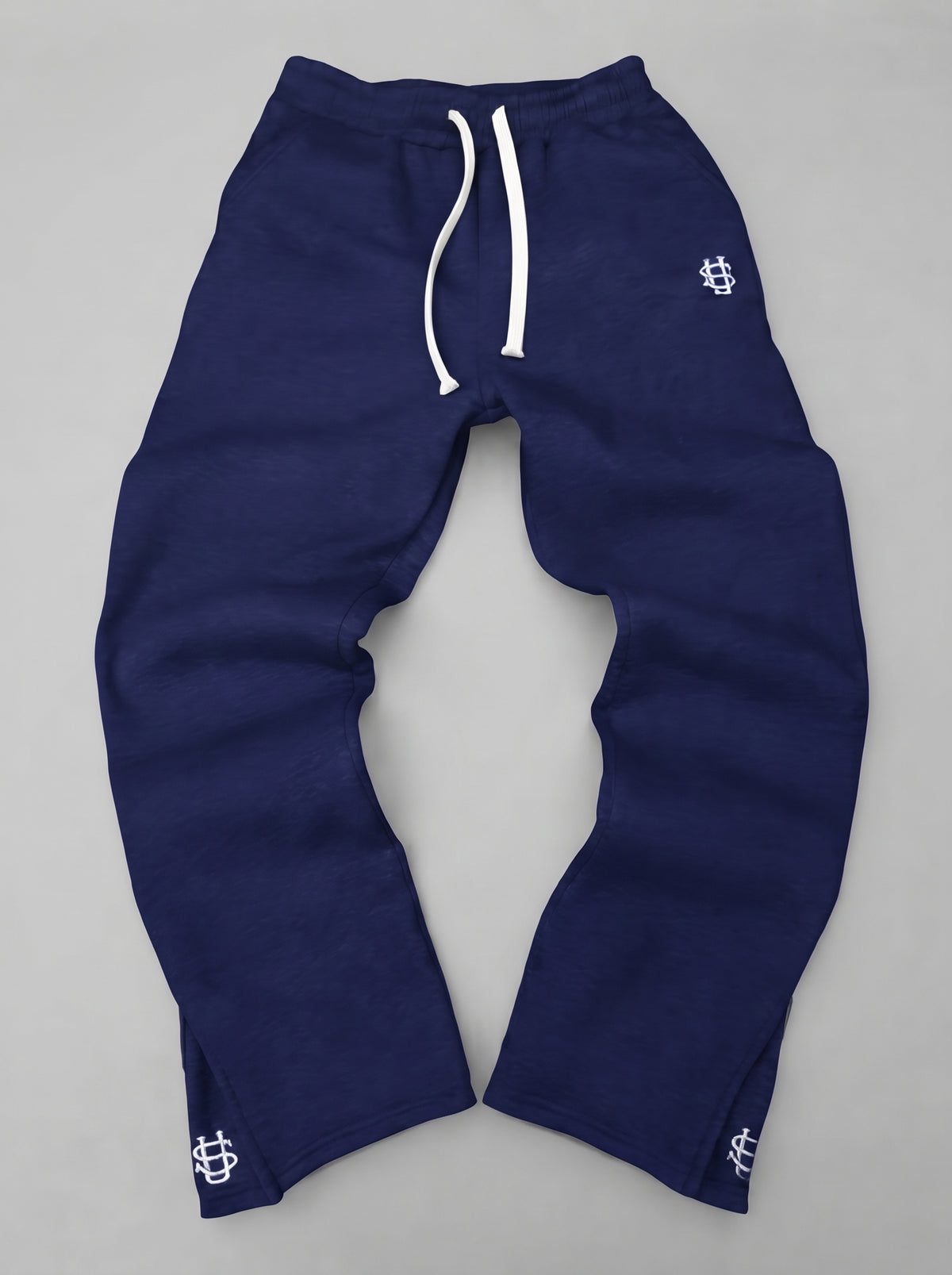 Pantalón chándal azul marino oversize con cordón blanco y logos bordados en los bajos