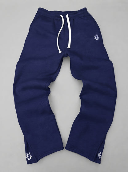Pantalón chándal azul marino oversize con cordón blanco y logos bordados en los bajos