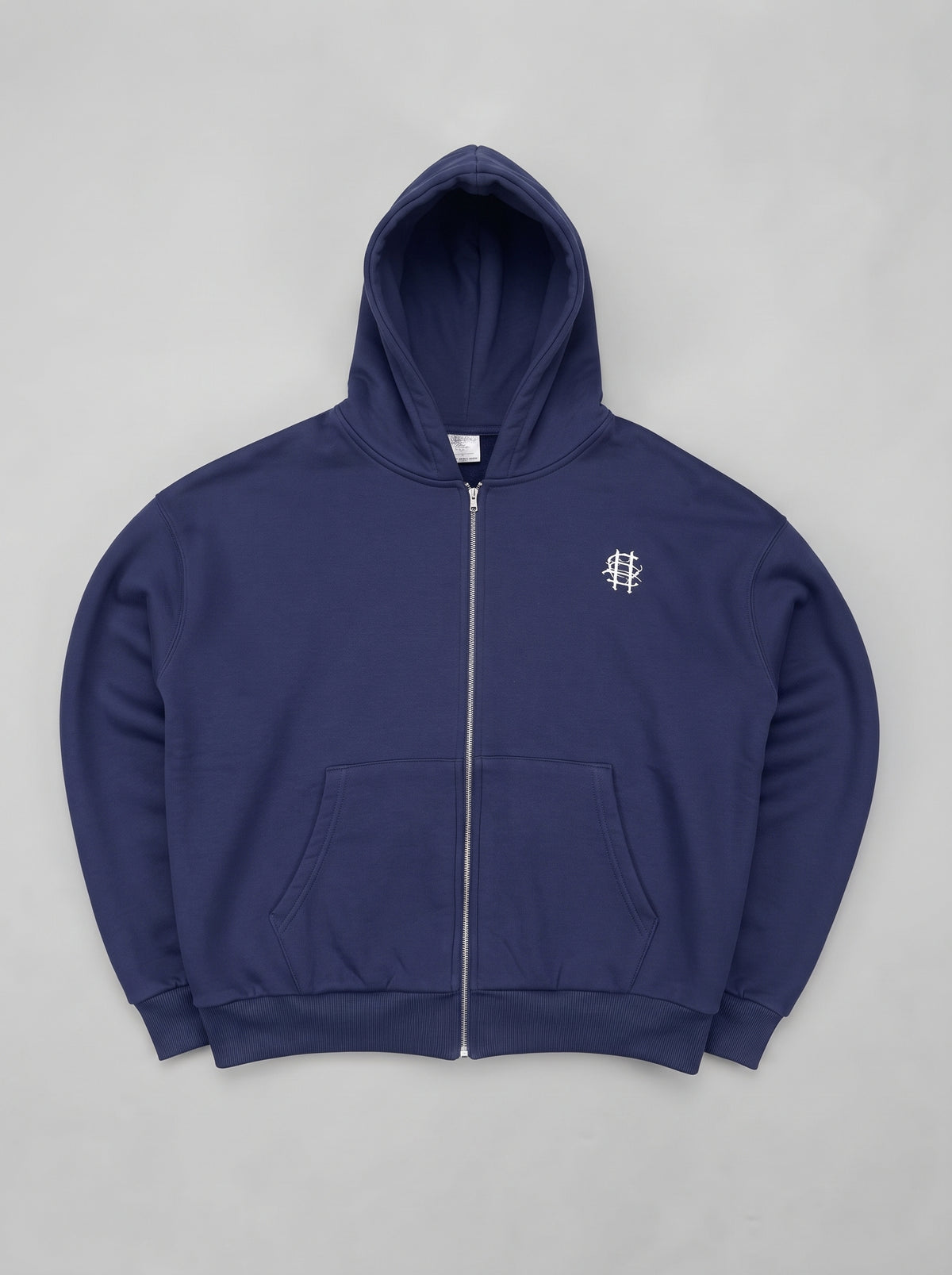Chándal oversize azul marino con capucha y cremallera, logo en el pecho