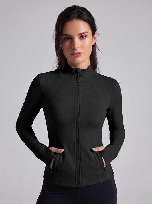 Chaqueta técnica negra entallada con cremallera frontal y cuello alto, bolsillos laterales.