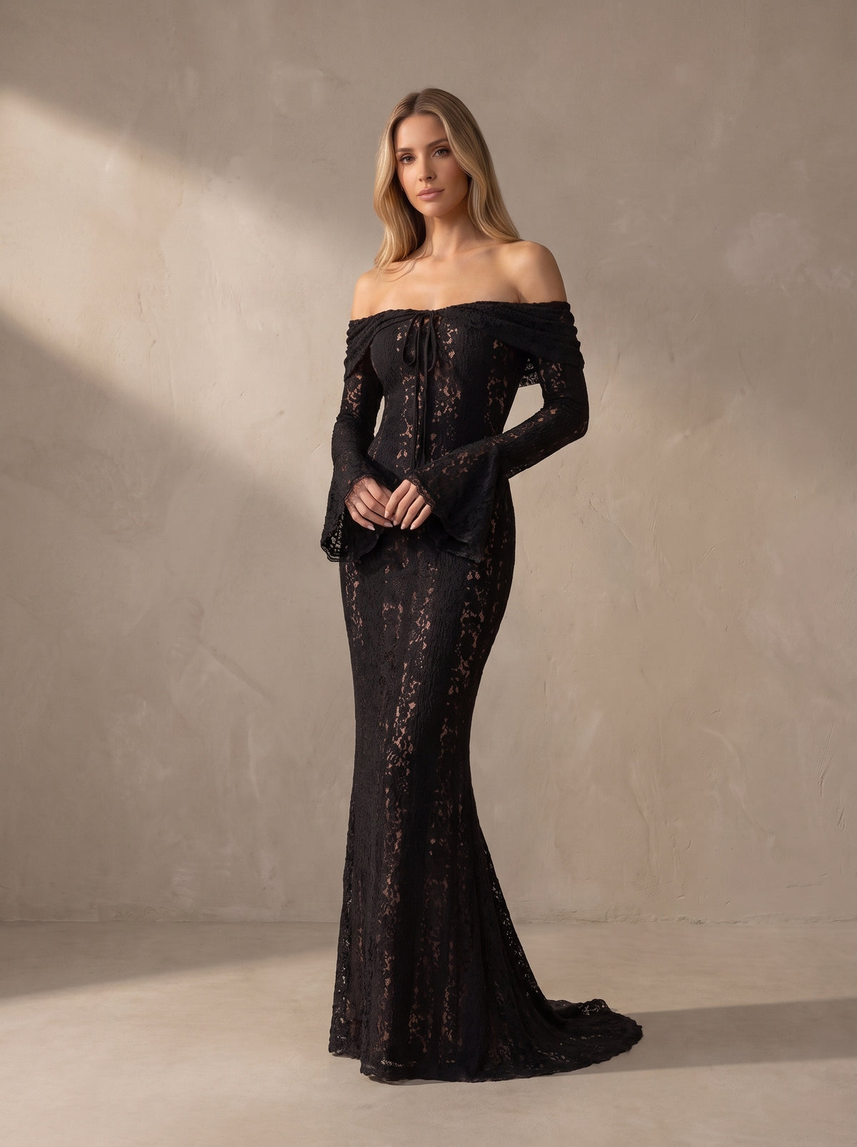 Vestido largo de encaje negro con hombros descubiertos y mangas largas acampanadas