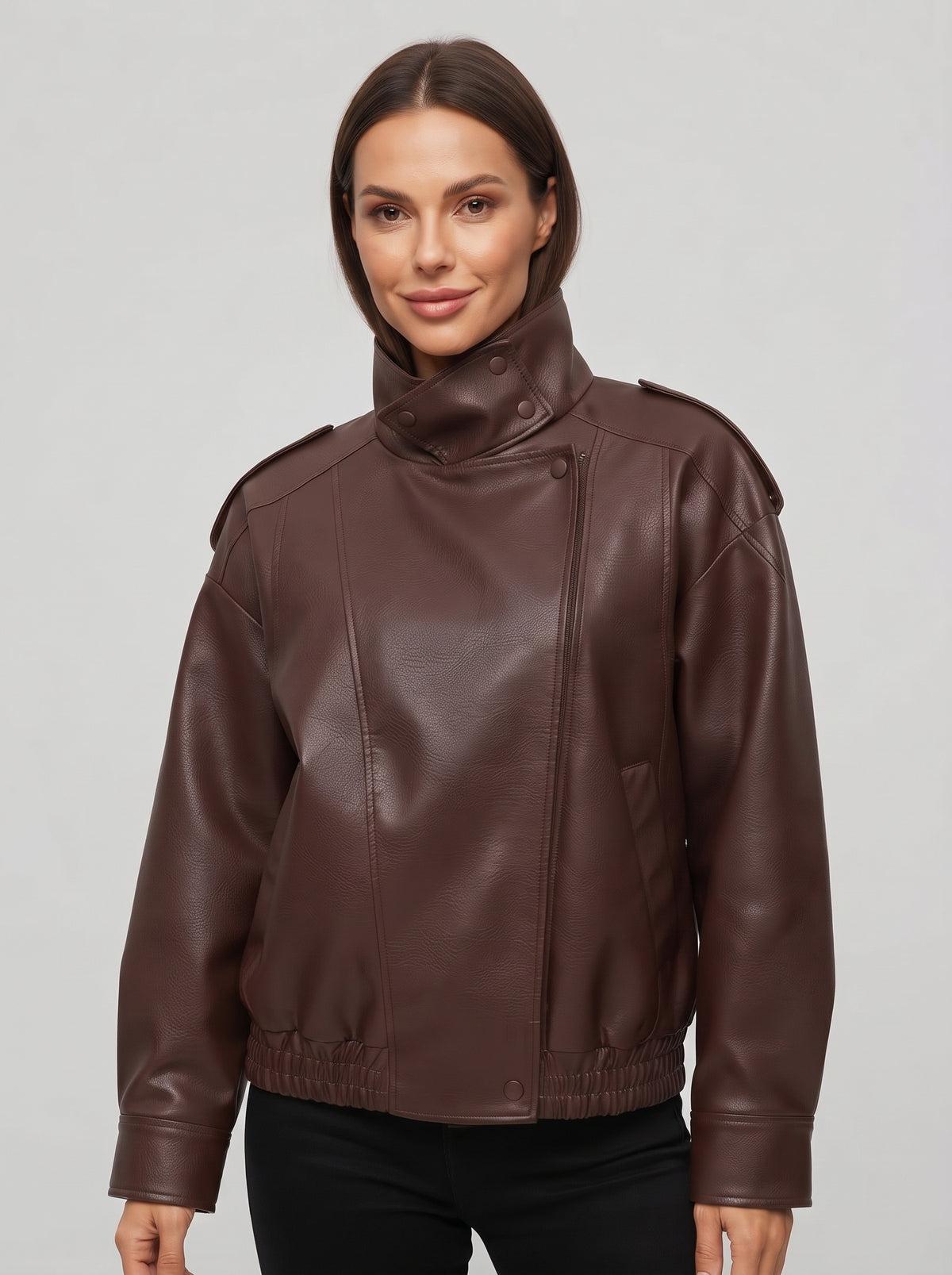 Cazadora biker CANARY color cacao, cuero sintético, cierre frontal y cuello alto