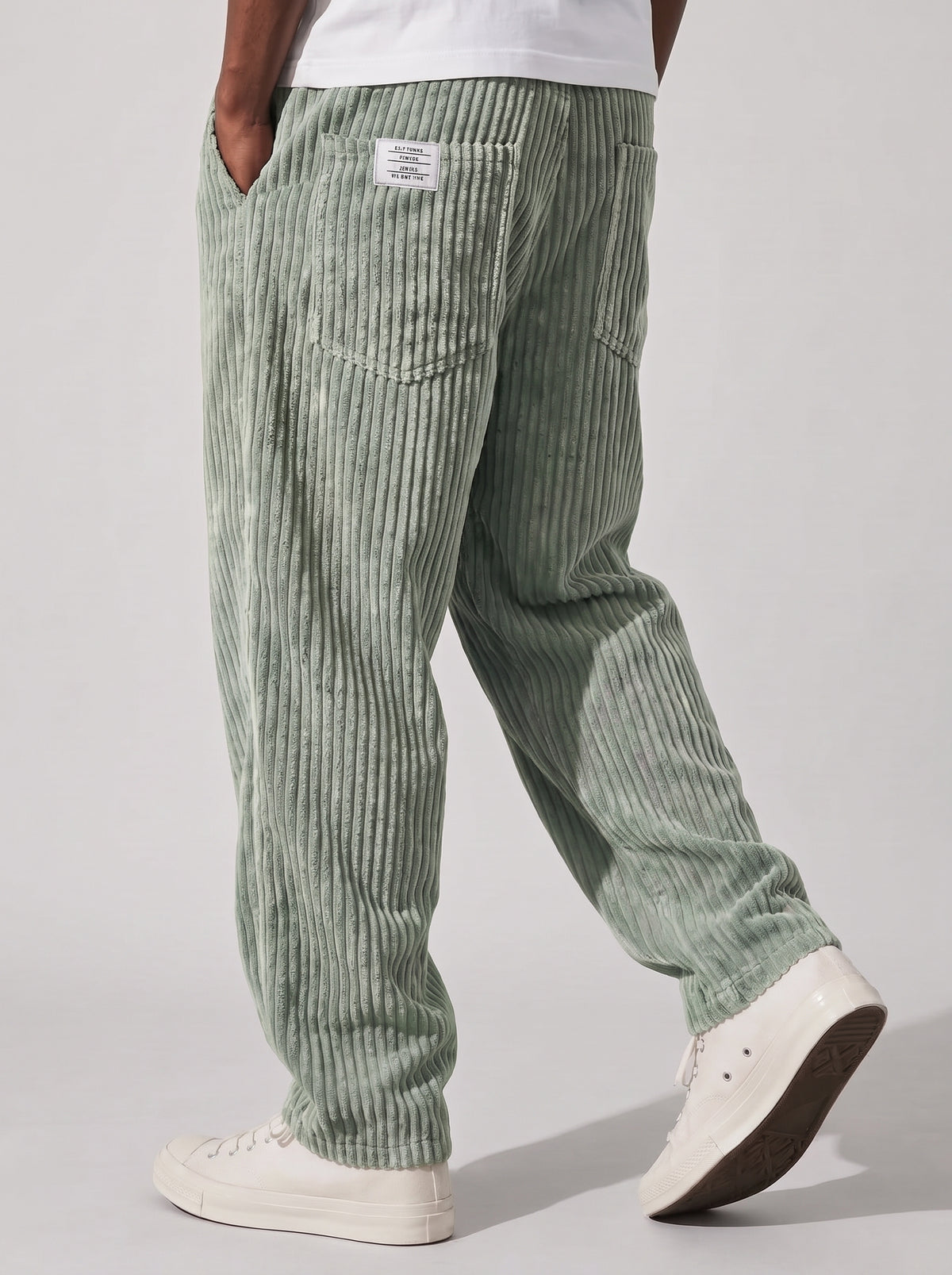 Pantalón de pana relajado verde salvia, tiro medio, pierna recta con costuras.