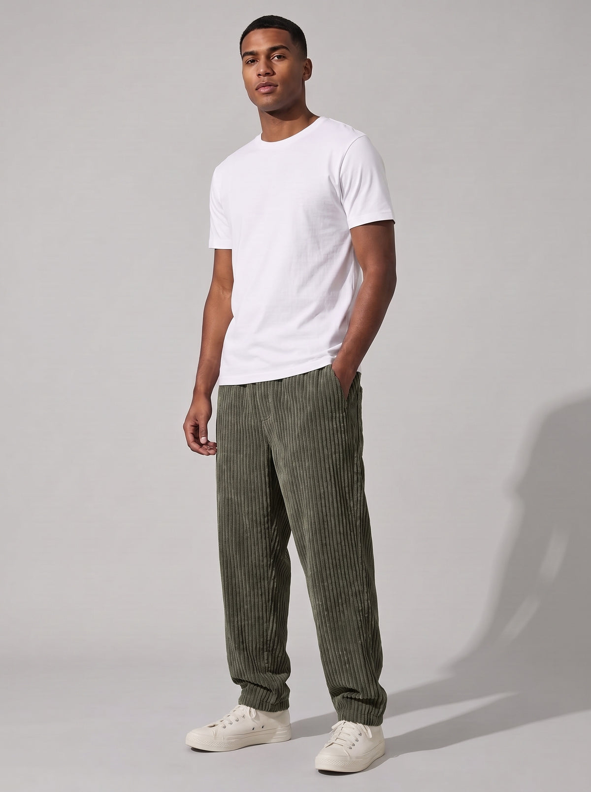 Pantalón de pana relajado verde cazador, tiro medio, pierna holgada y puño.