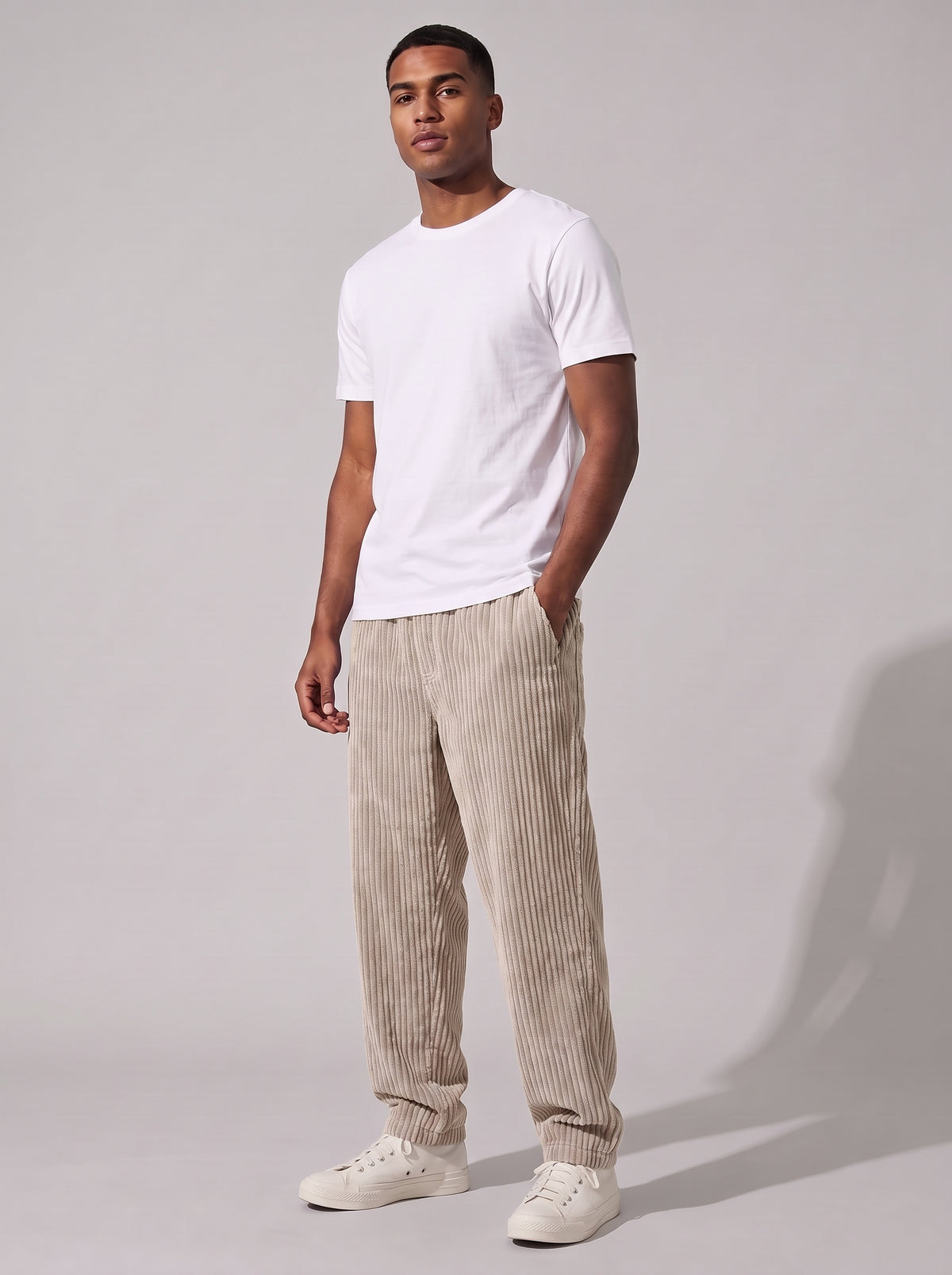 Pantalón de pana beige acanalado, tiro relajado, bolsillos y puño elástico