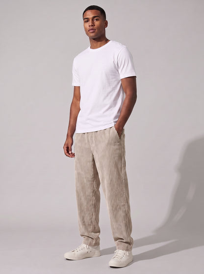 Pantalón de pana beige acanalado, tiro relajado, bolsillos y puño elástico