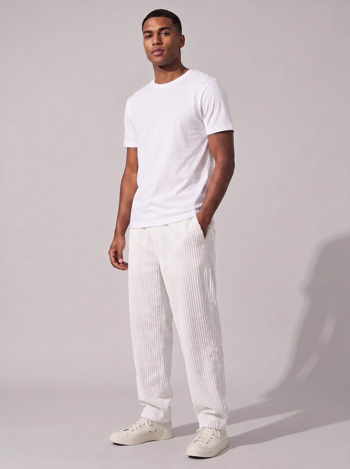 Pantalón de pana blanco acanalado, tiro relajado, bolsillos y puño elástico