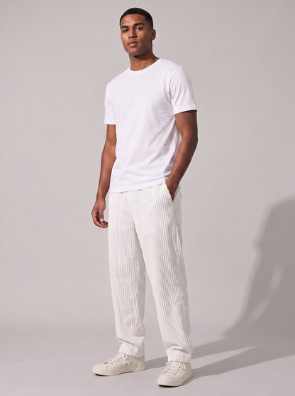 Pantalón de pana blanco acanalado, tiro relajado, bolsillos y puño elástico