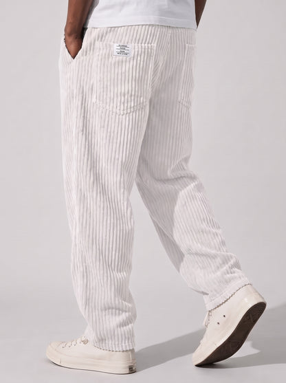 Pantalón de pana blanco acanalado, tiro relajado, bolsillos y etiqueta