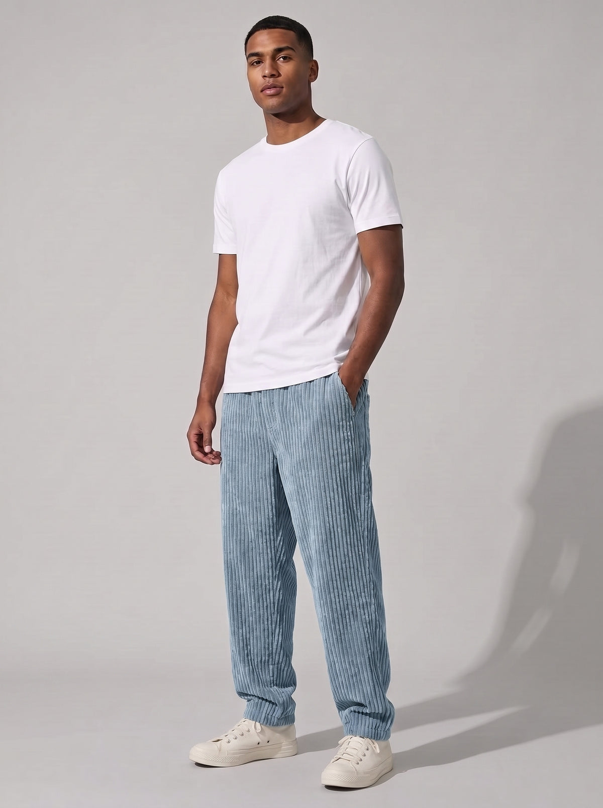 Pantalón pana relajado azul claro de pierna recta con dobladillo y bolsillos