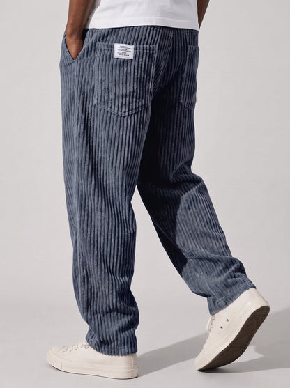 Pantalón de pana azul marino acanalado, tiro relajado, bolsillos y puño elástico