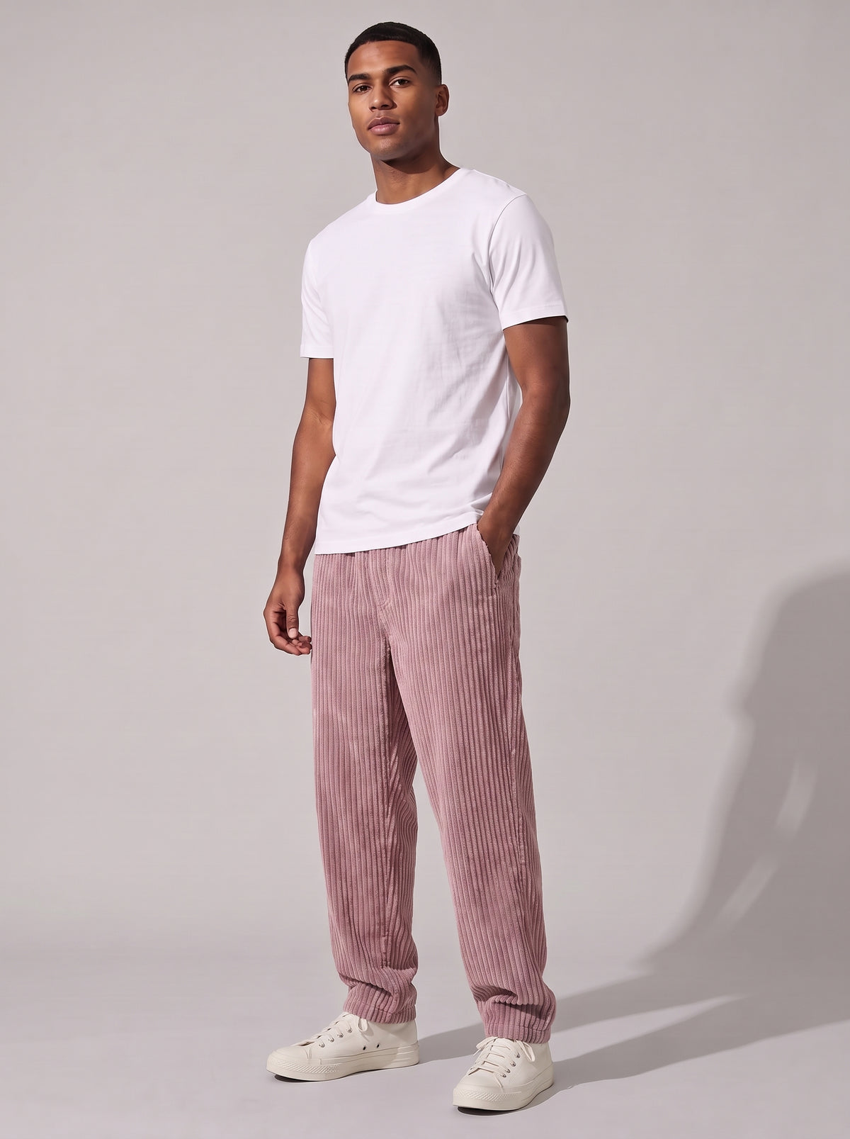 Pantalón de pana malva acanalado, tiro relajado, bolsillos y puño elástico