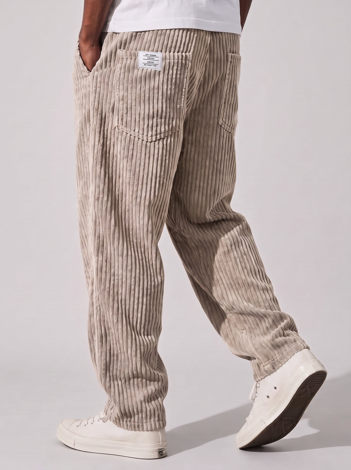 Pantalón de pana beige claro acanalado, tiro relajado, bolsillos delanteros