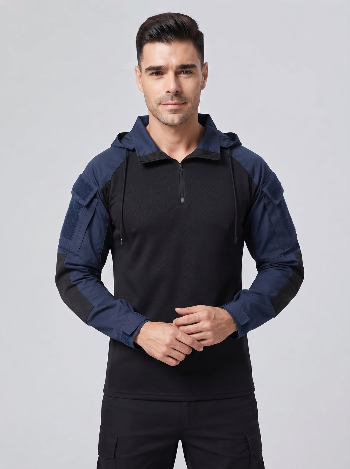 Camiseta táctica negra con capucha y cremallera, mangas azul marino