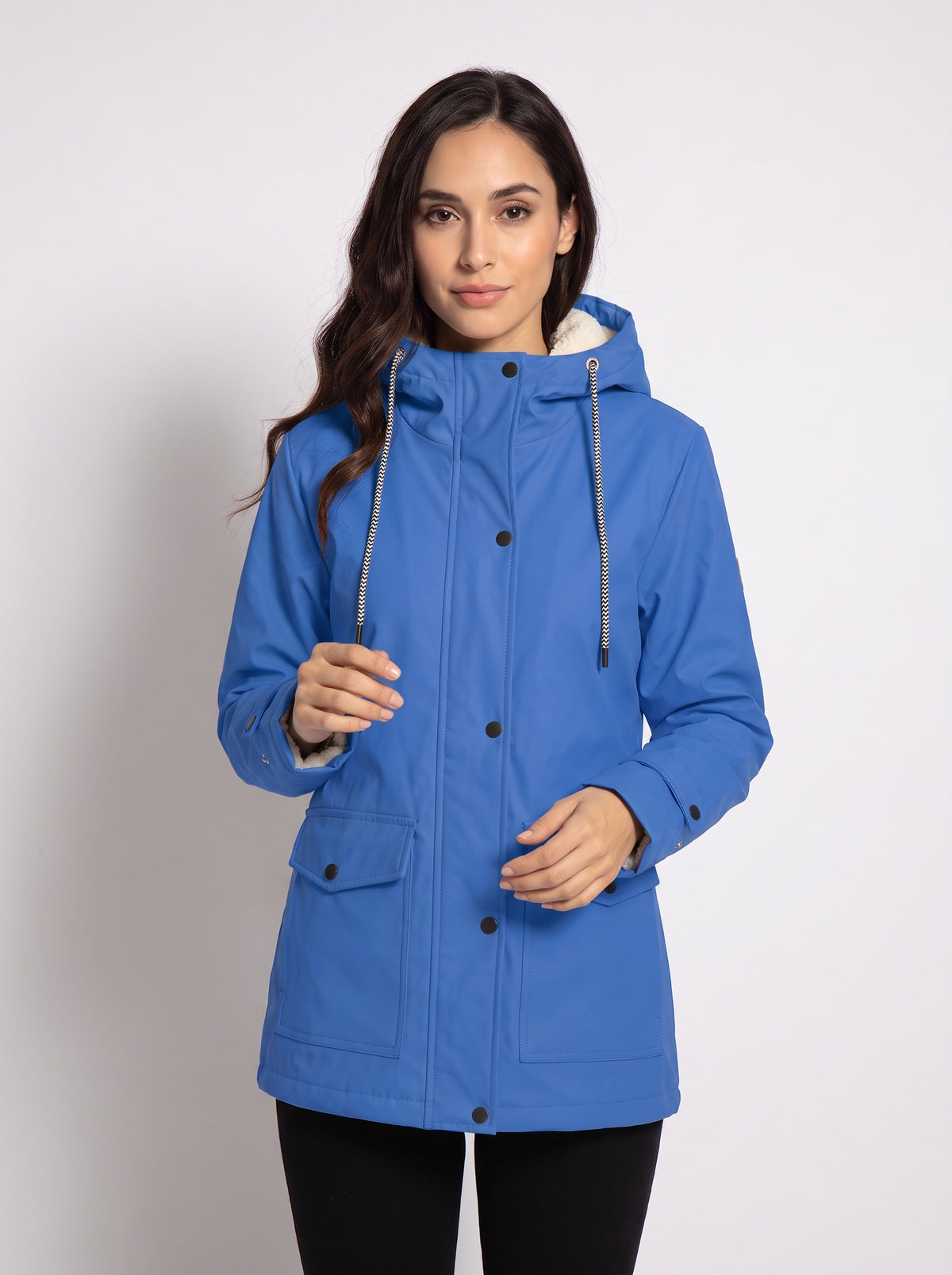 Chaqueta con capucha azul, cierre frontal y bolsillos con solapa