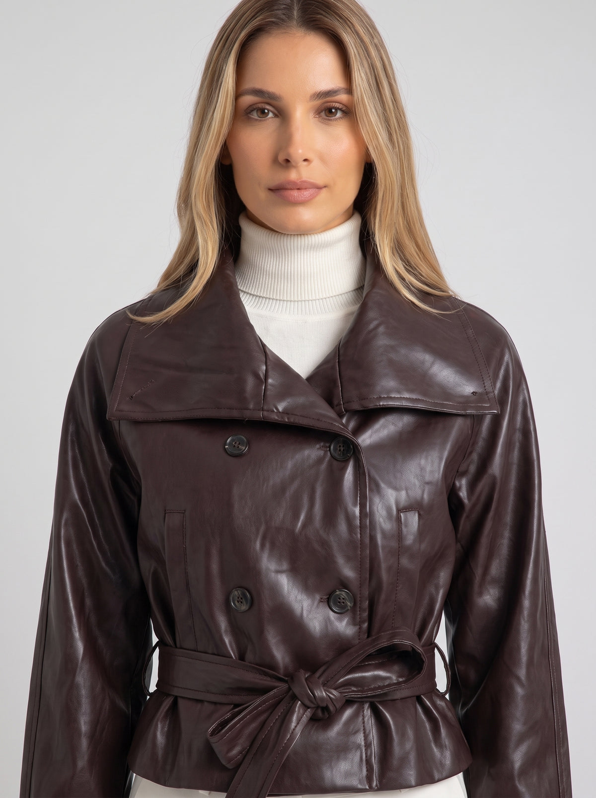 MARGOT | TRENCH CORTO EFECTO PIEL