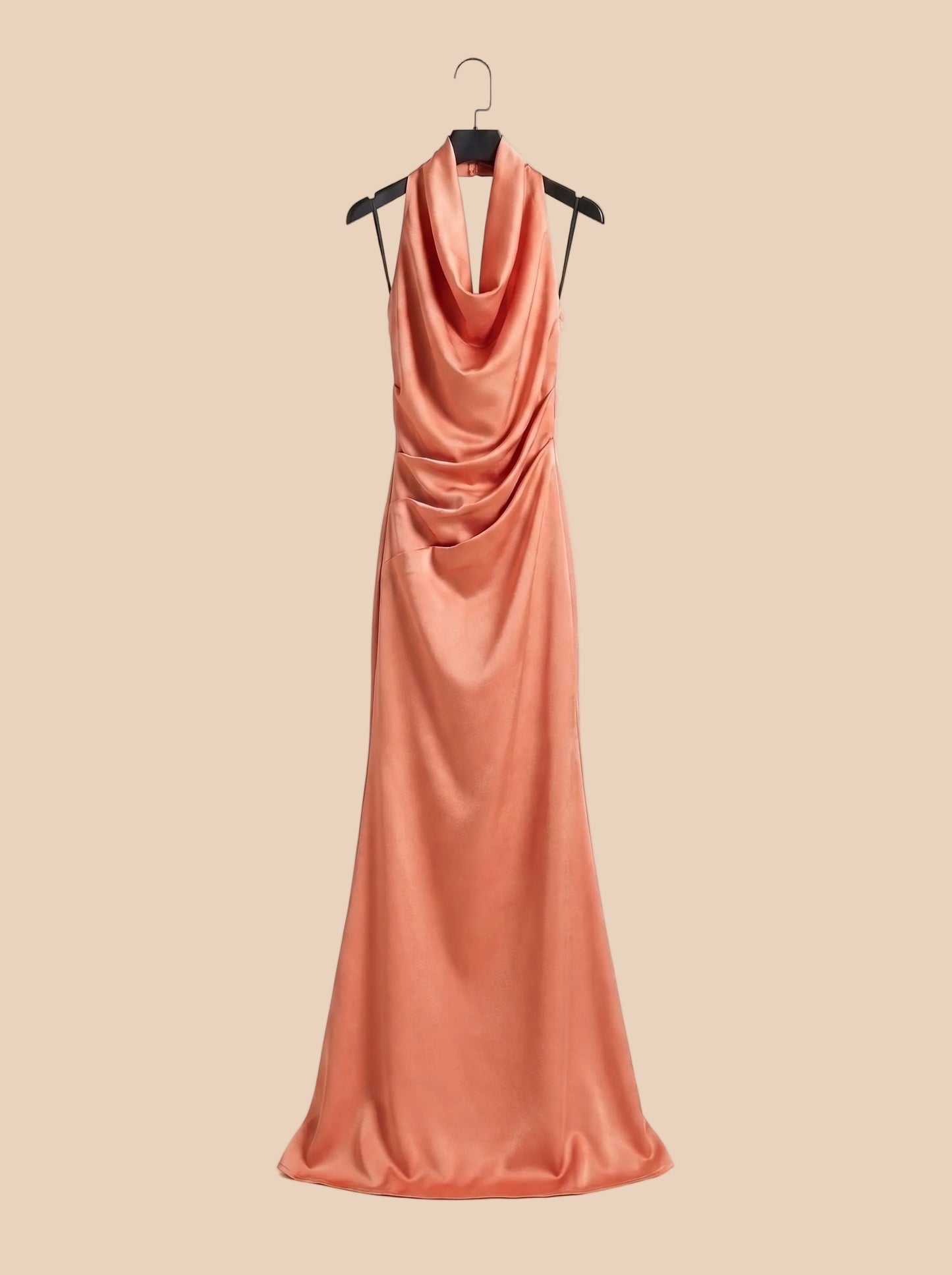 Vestido largo satinado coral con espalda descubierta y caída fluida, sin mangas.