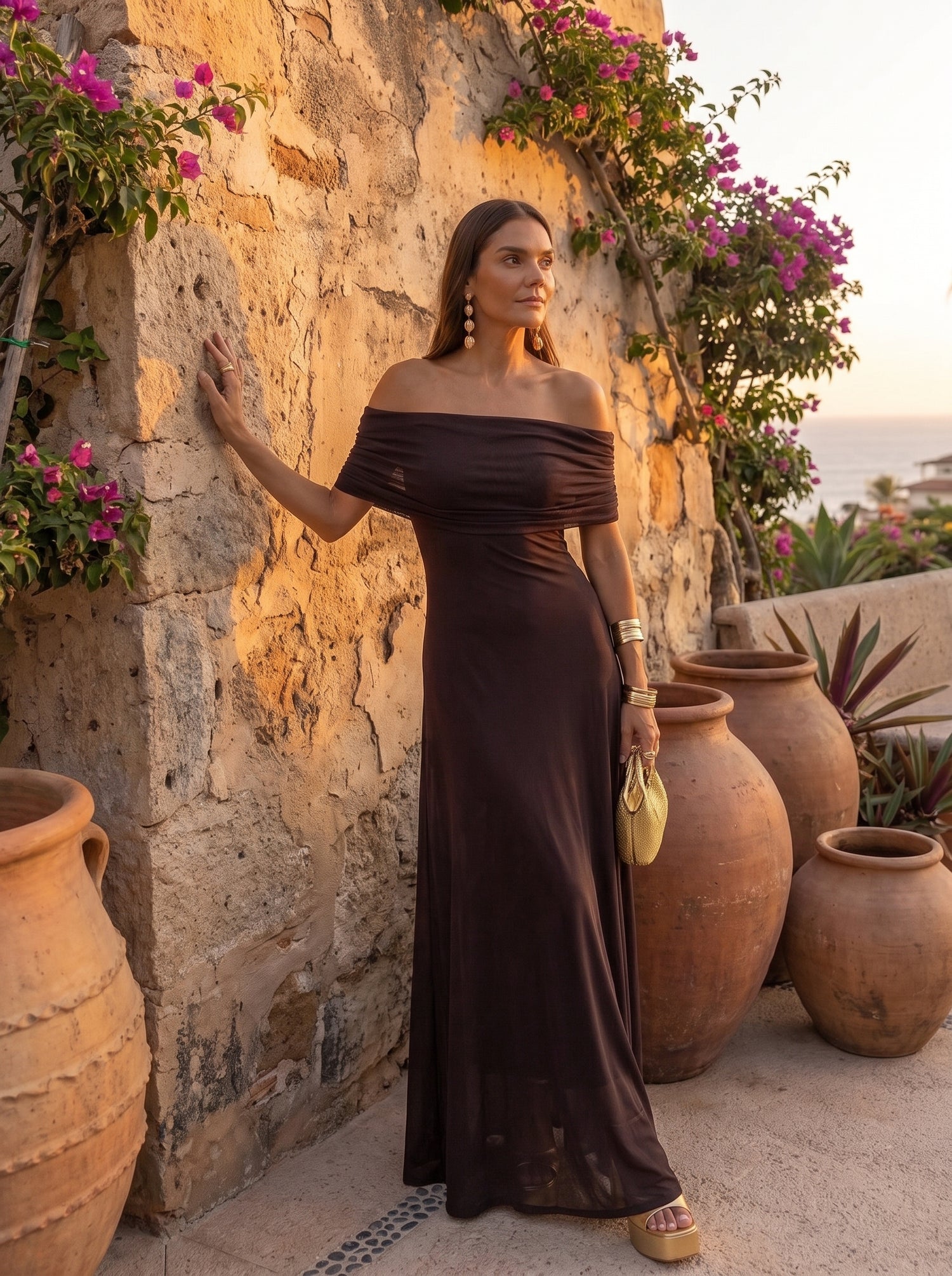 Vestido largo negro con hombros caídos y fruncido, falda amplia