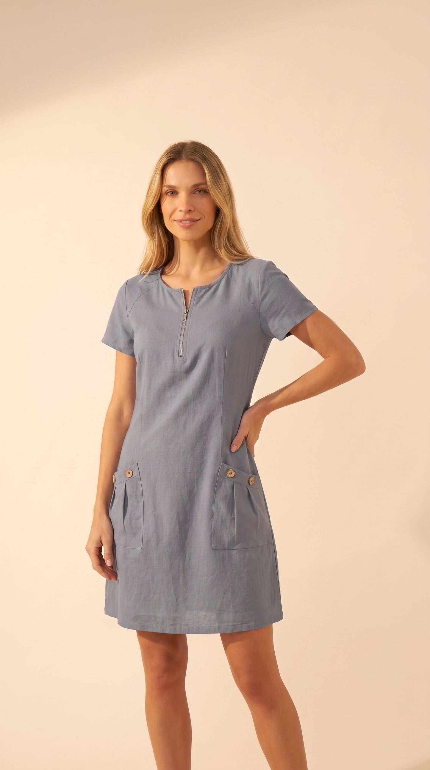 Vestido midi gris, manga corta con cremallera frontal y bolsillos laterales con botón