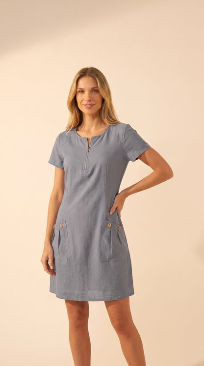 Vestido midi gris, manga corta con cremallera frontal y bolsillos laterales con botón