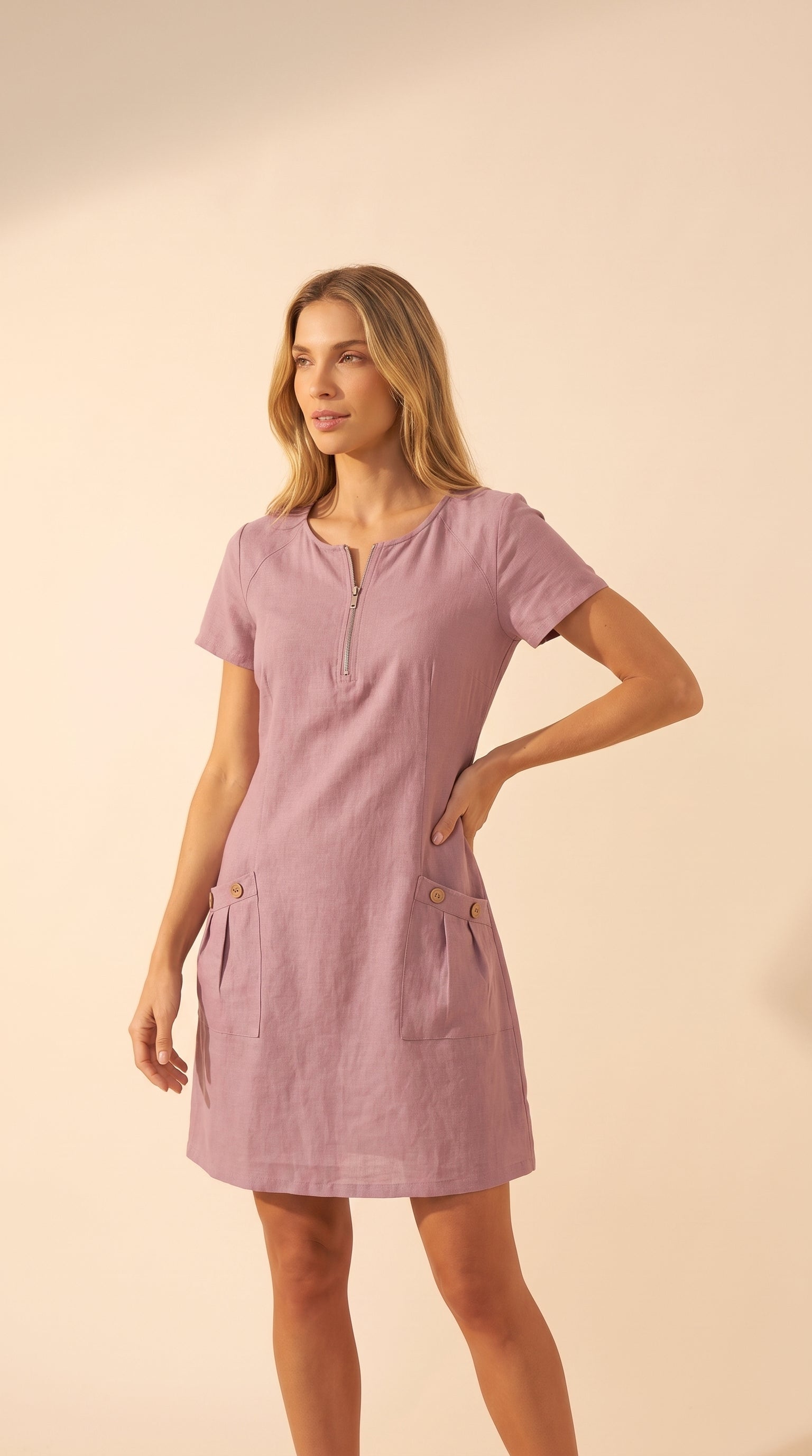 Vestido midi lila, manga corta, cremallera frontal y bolsillos laterales con botón