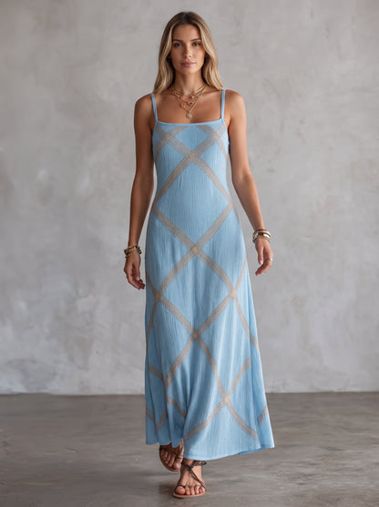 Vestido geométrico azul cielo de tirantes finos con rombos dorados en X.