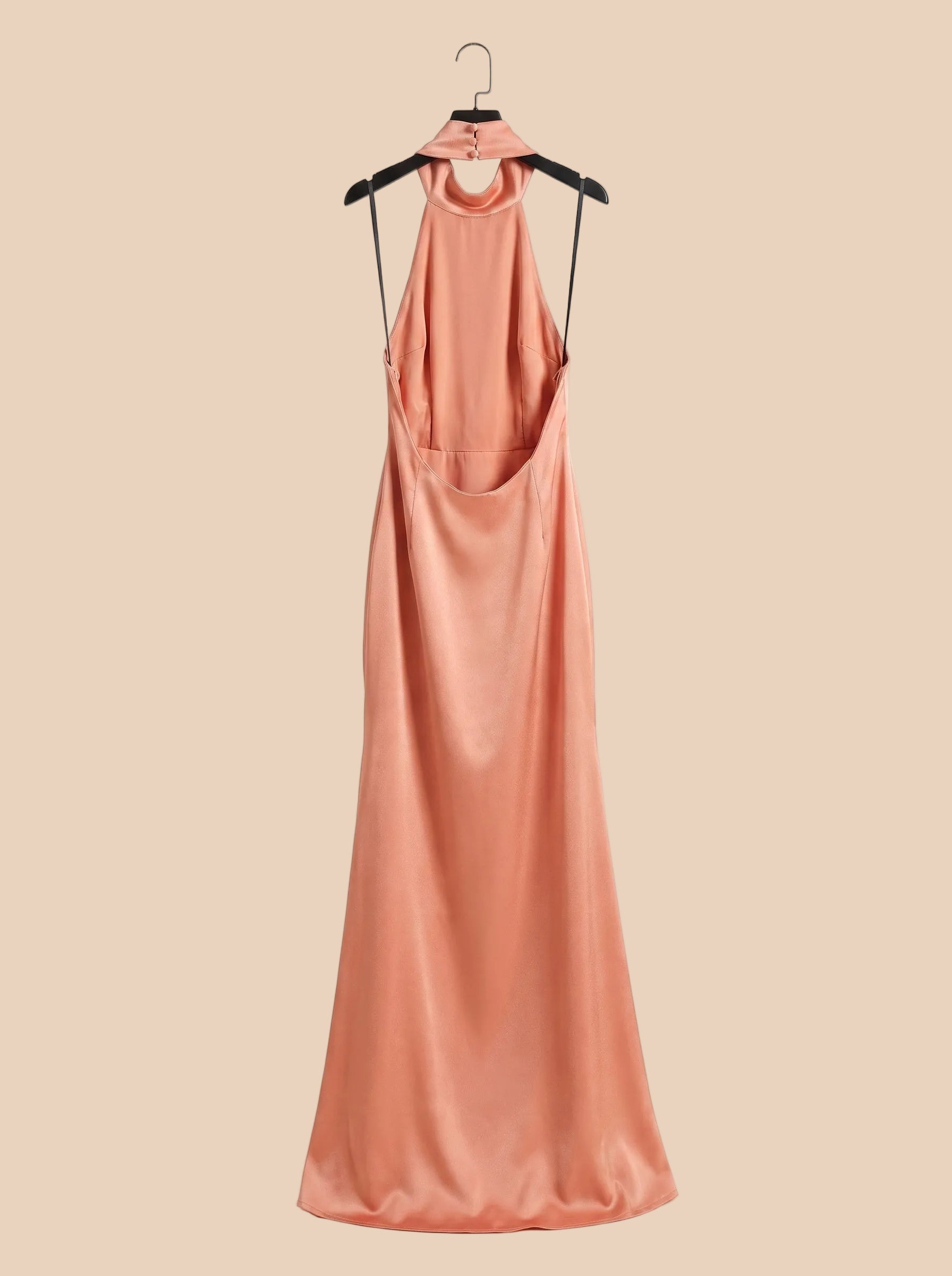 Vestido largo satinado coral con espalda descubierta y escote drapeado, tirantes finos.