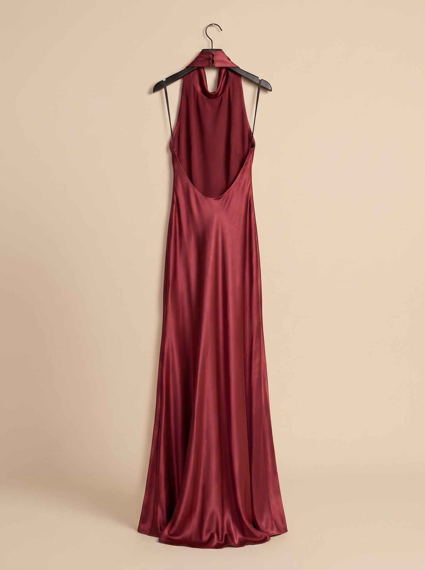 Vestido largo satinado burdeos con espalda descubierta, escote drapeado y tirantes.
