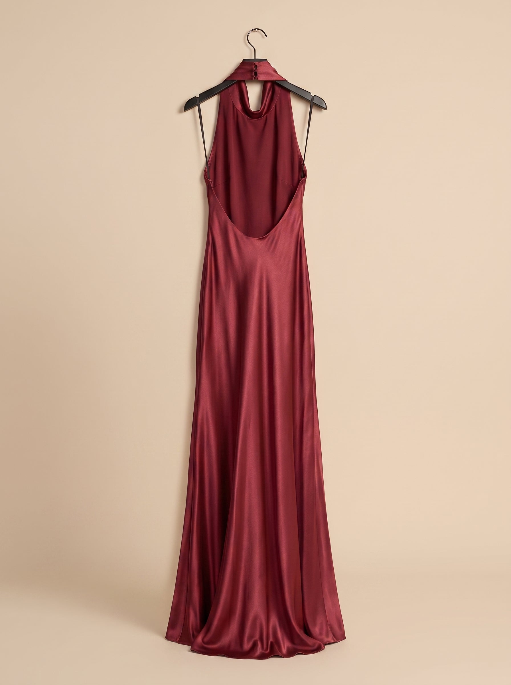 Vestido largo satinado burdeos con espalda descubierta, escote drapeado y tirantes.