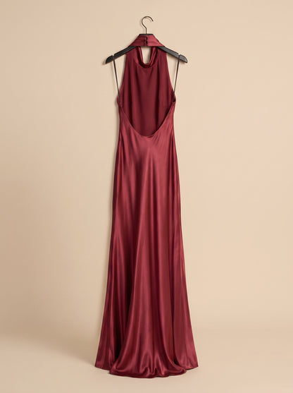Vestido largo satinado burdeos con espalda descubierta, escote drapeado y tirantes.