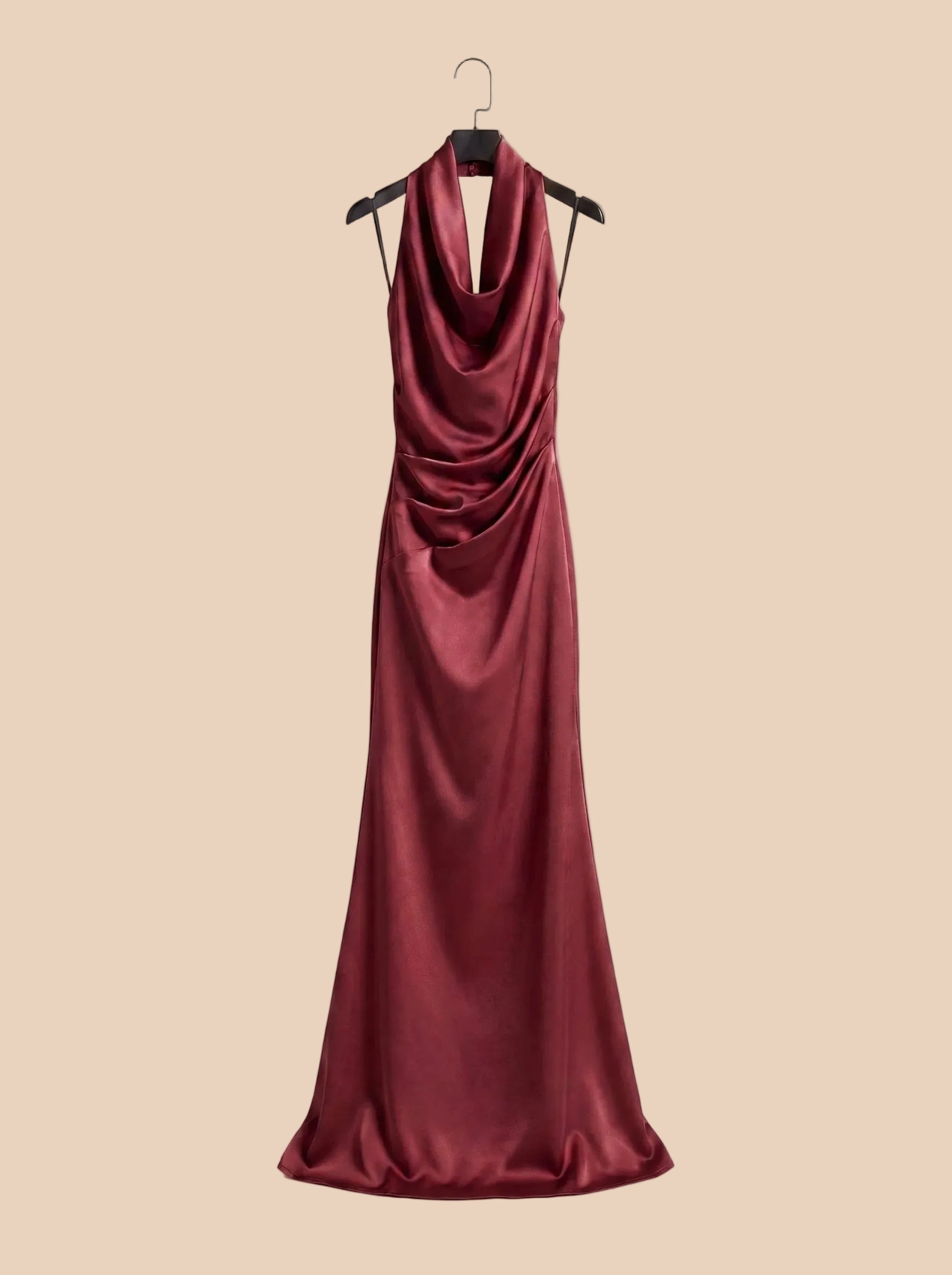 Vestido largo satinado burdeos con espalda descubierta y escote drapeado, sin mangas.