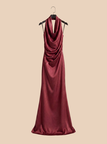 Vestido largo satinado burdeos con espalda descubierta y escote drapeado, sin mangas.
