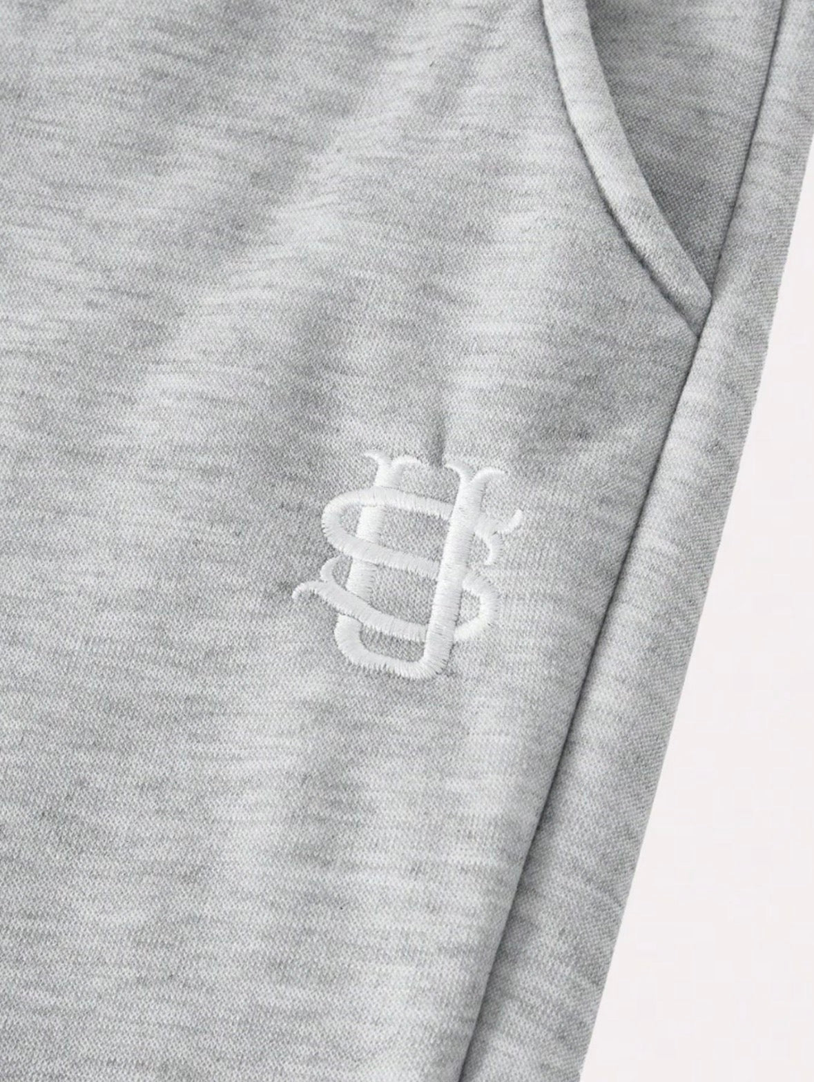 Pantalón chándal gris oversize con logo bordado blanco y cinta elástica lateral