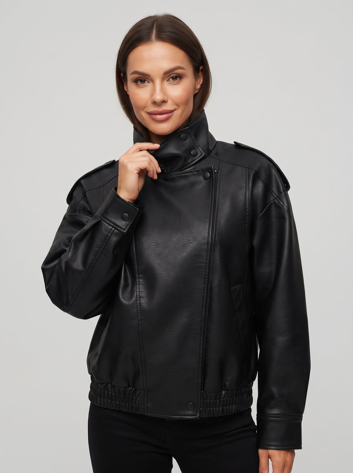 Cazadora biker CANARY negra de cuero sintético, cierre frontal y cuello alto