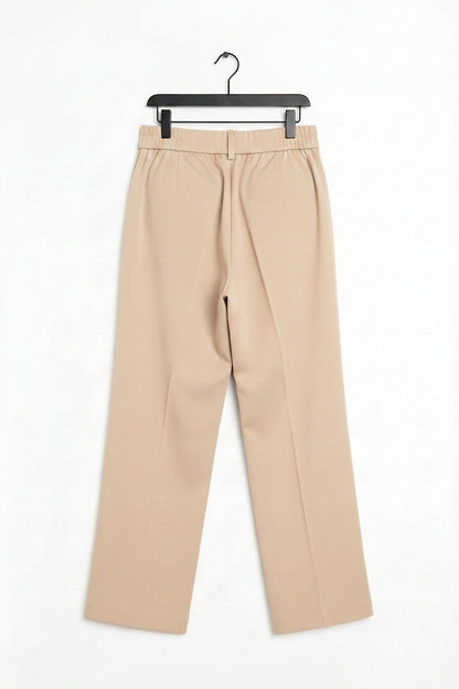 Pantalón ancho color beige con pretina estructurada y cierre con botón.