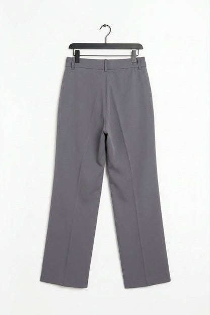 Pantalón de pierna ancha gris con cinturilla y pinzas delanteras
